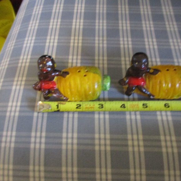 FINAL SALE! VTG Americana 2 boys by corn on the cob Salt & Pepper shakers - Picture 1 of 8